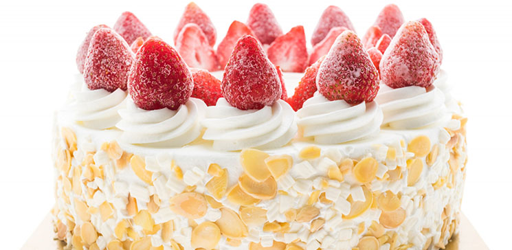 vanilla-ice-cream-cake-with-strawberry-on-top-745x370